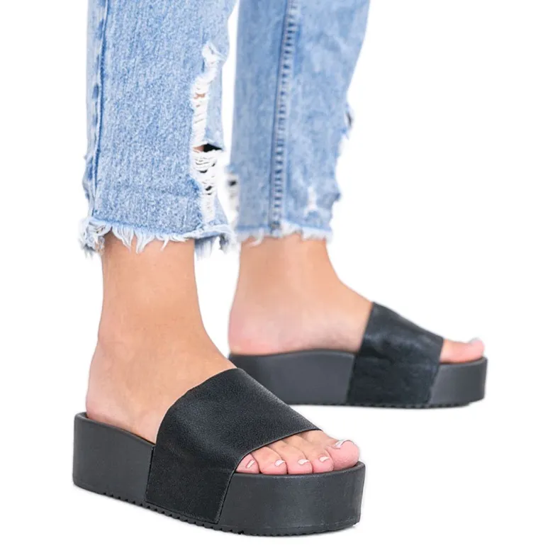 ZWARTE PANTOFFELS OP EEN DIKKE CRYSTAZOOL